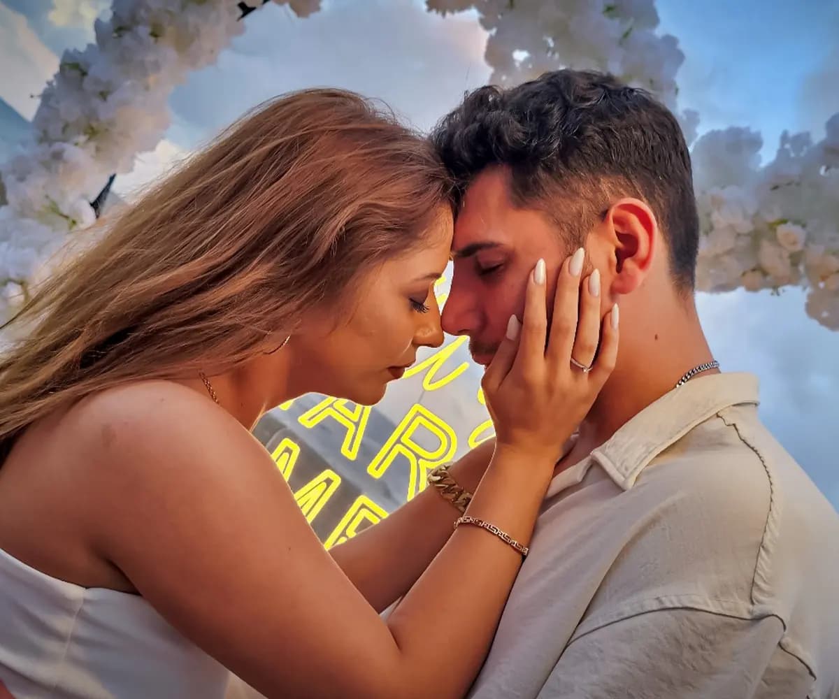 Mersin kumsalda evlilik teklifi MARRY ME ve çift detay görünümü